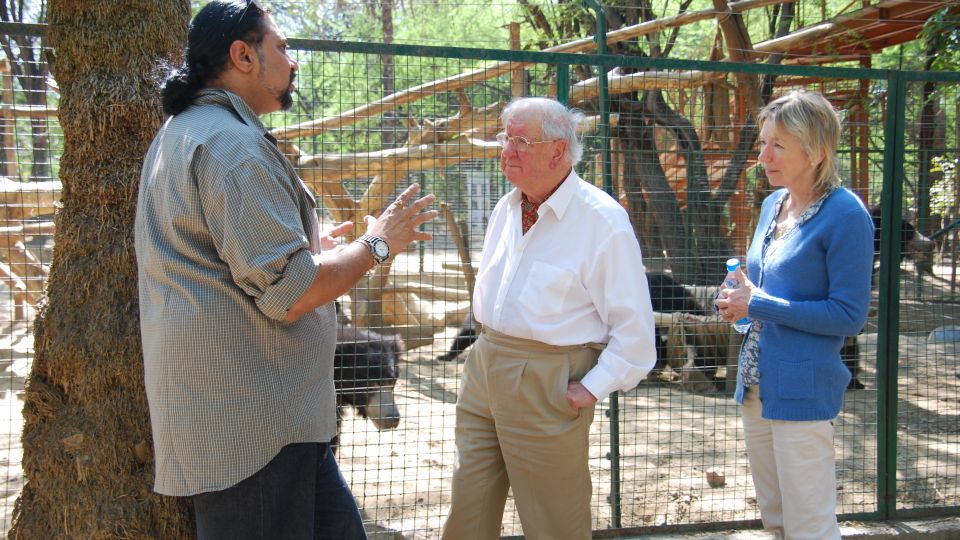 Michael and Janis Uren in India talking with Kartick